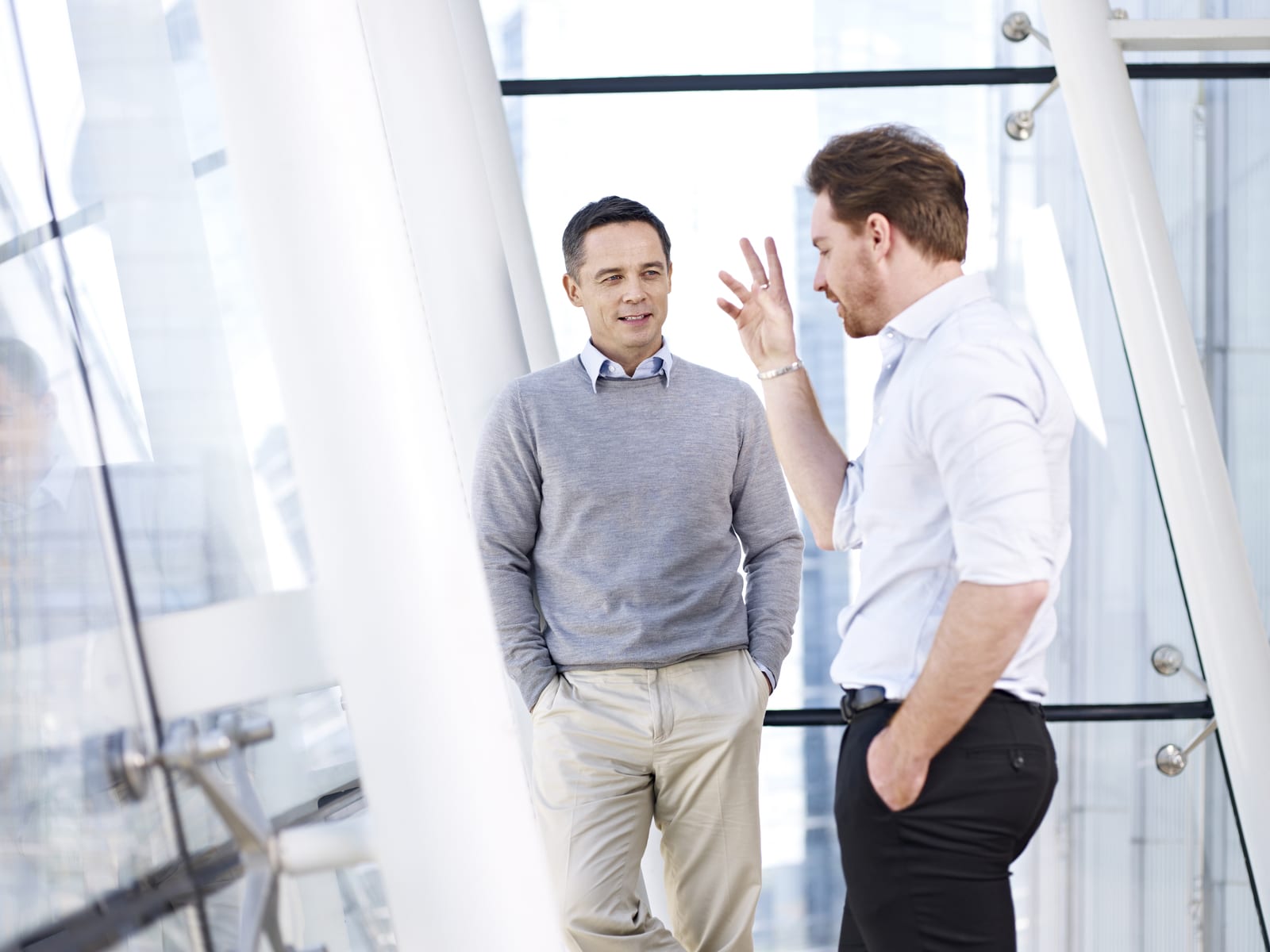 dois homens conversando no trabalho