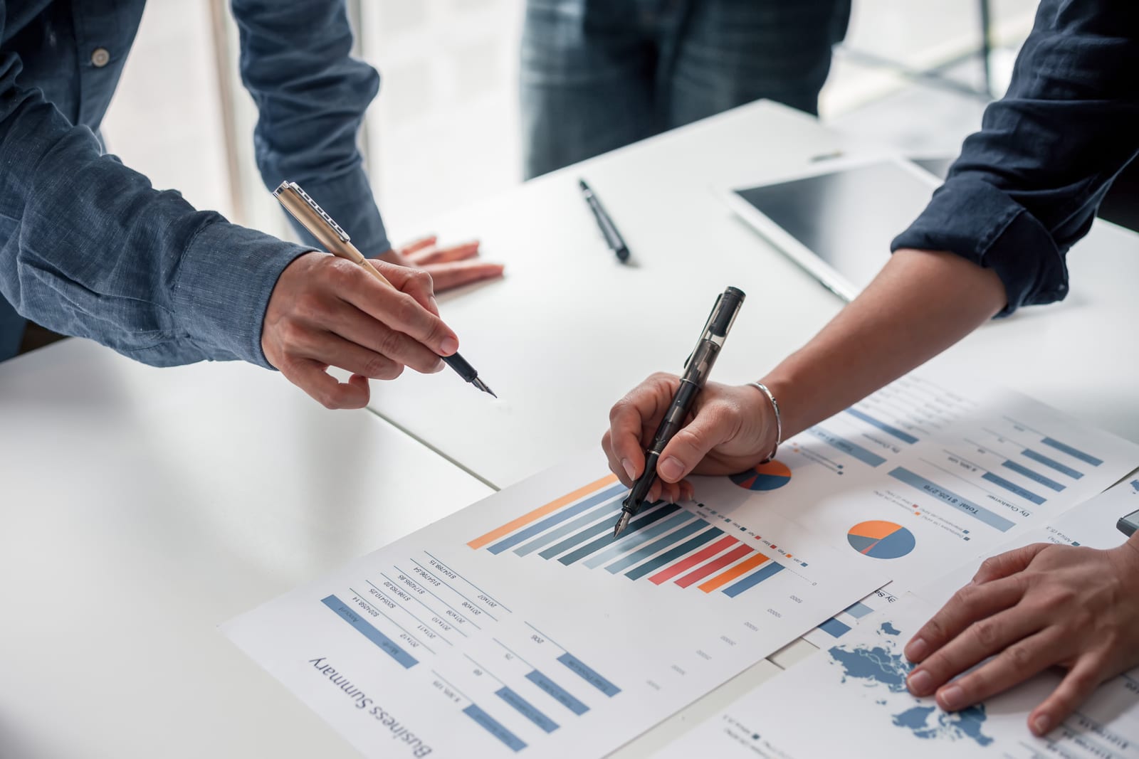 pessoas analisando resultados de uma empresa