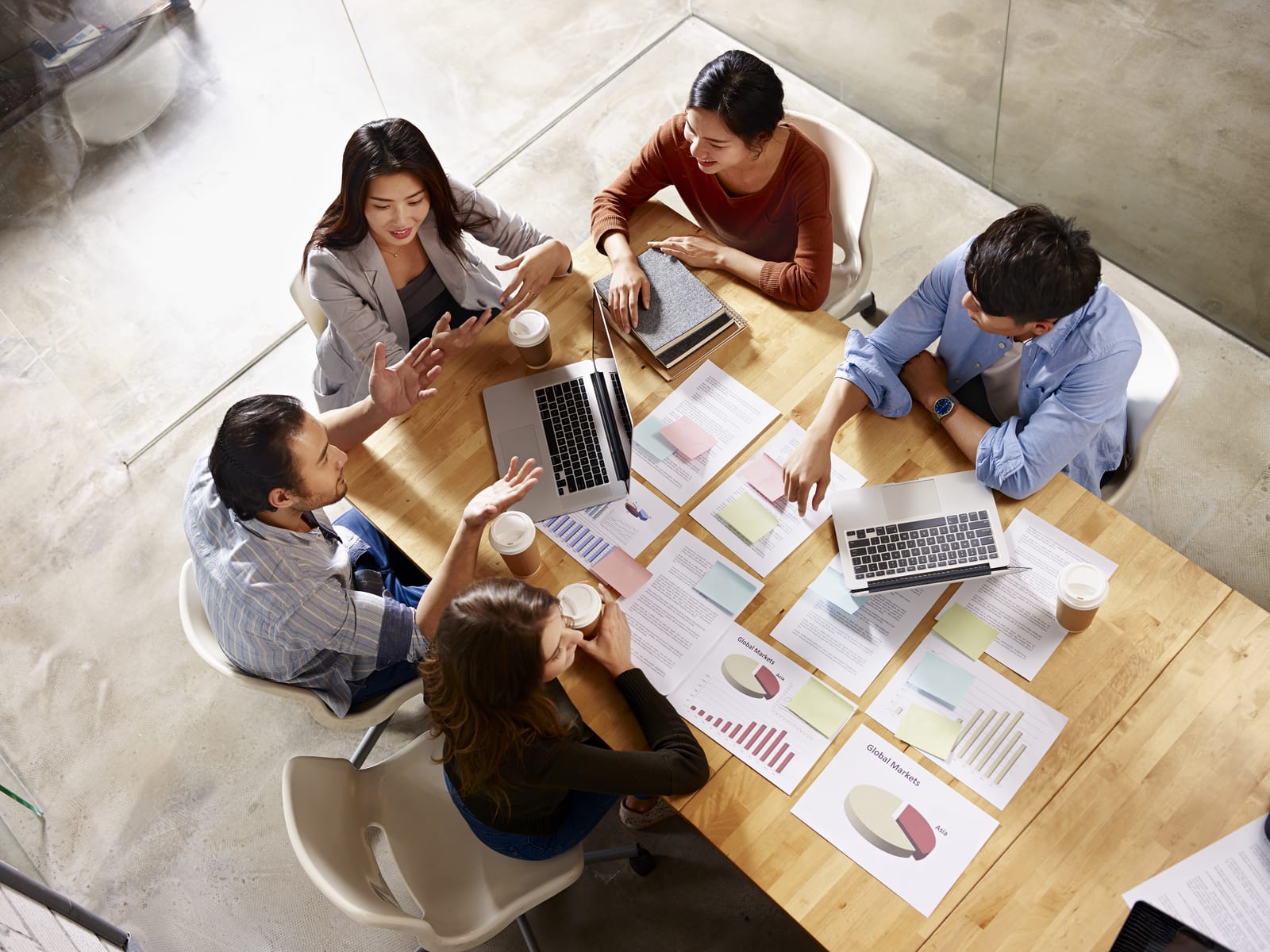 pessoas em uma reuniao de trabalho
