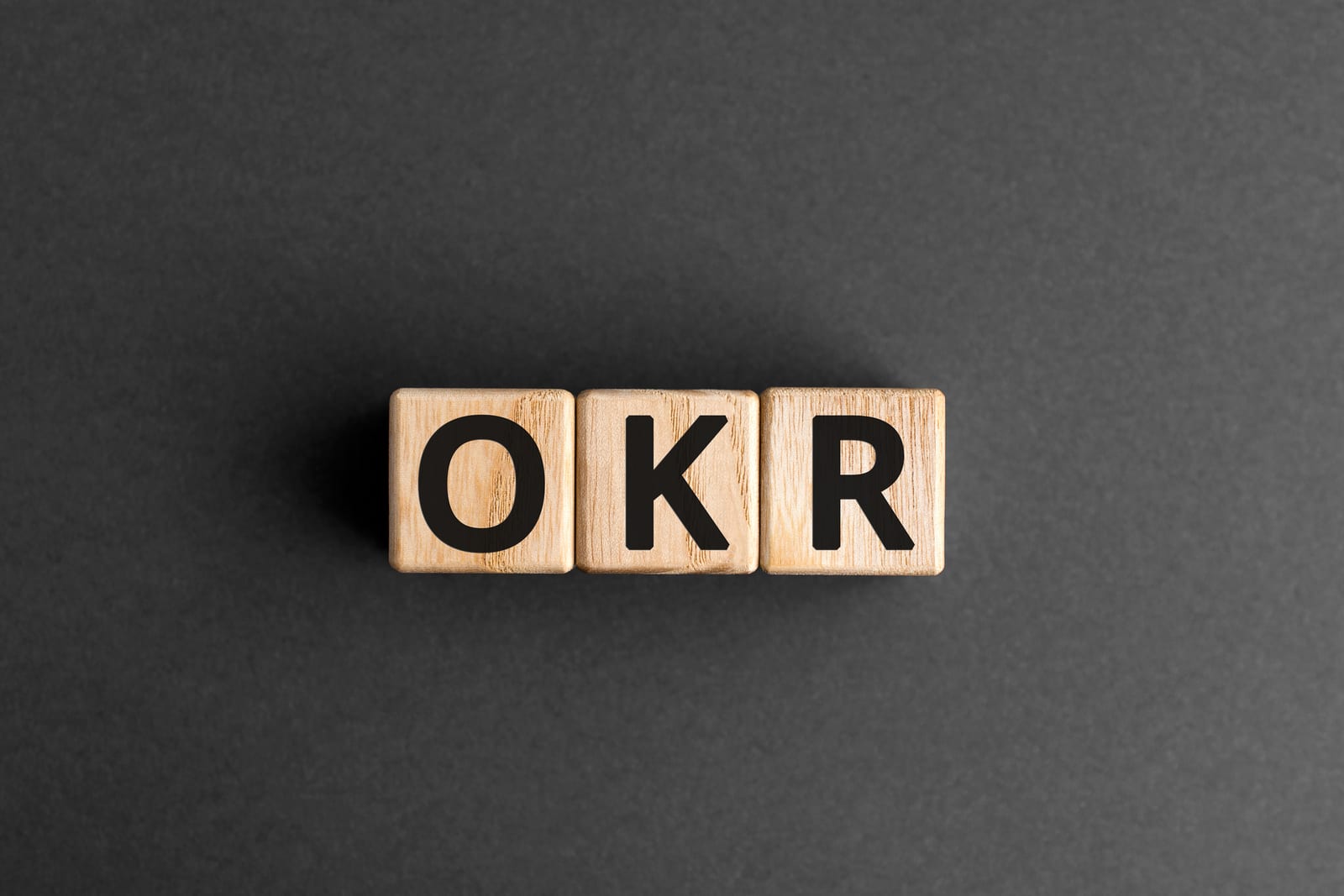 letras OKR estampadas em pedaços pequenos de madeira