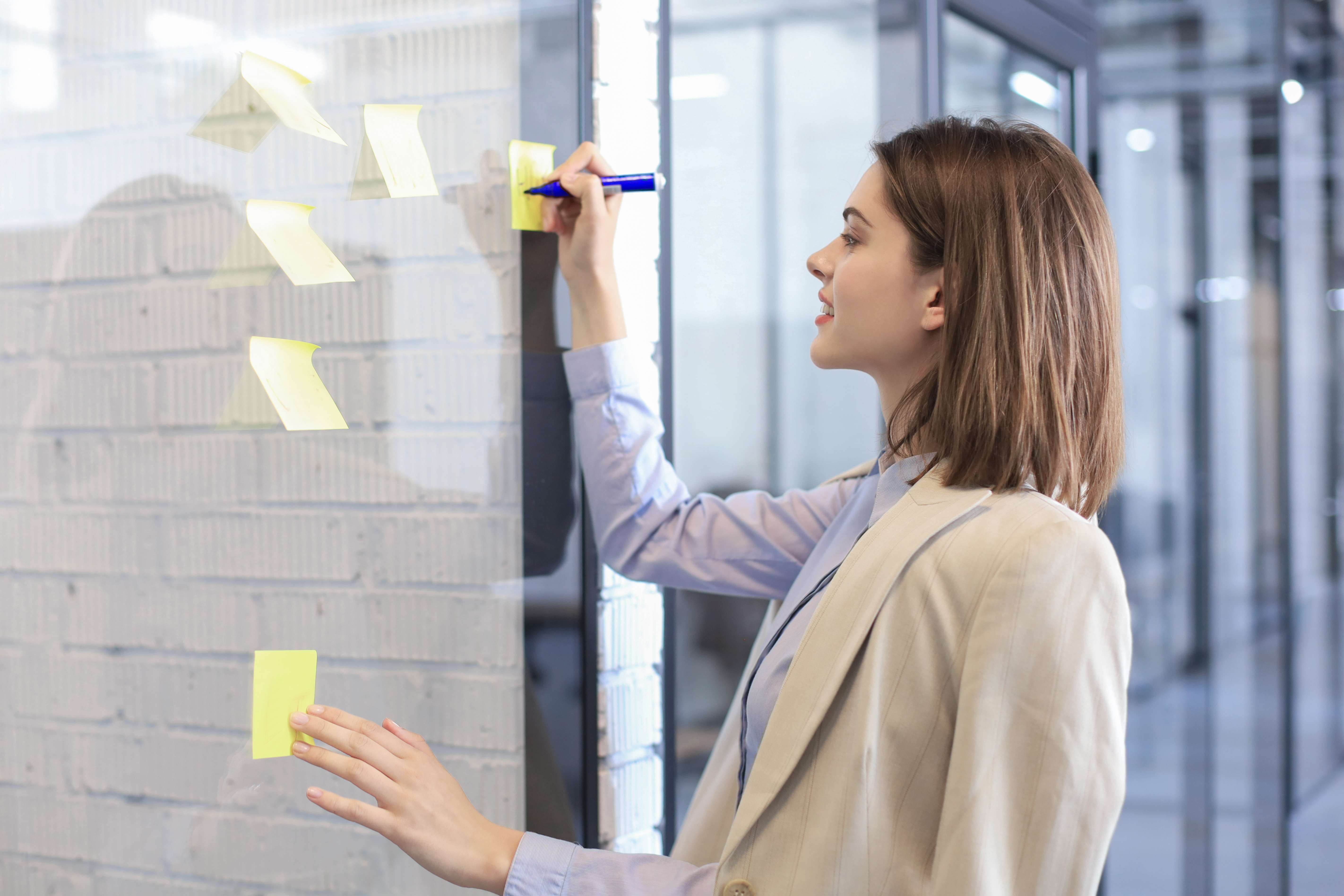 menina colocando post its em um vidro